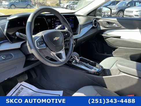 Used 2025 Chevrolet Trax LT w/ LT Convenience Package image 20