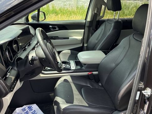 Used 2022 Kia Carnival EX FWD image 5