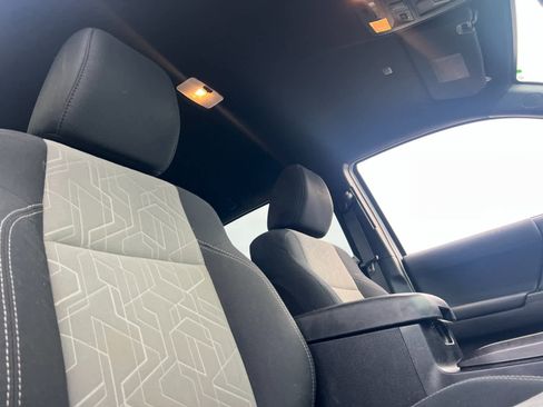 Used 2022 Toyota Tacoma TRD Off-Road image 16