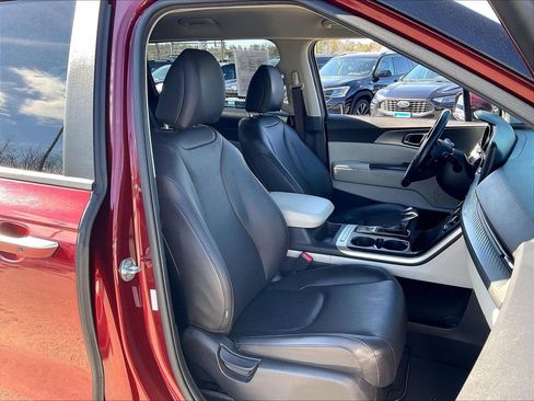 Used 2023 Kia Carnival LX image 10