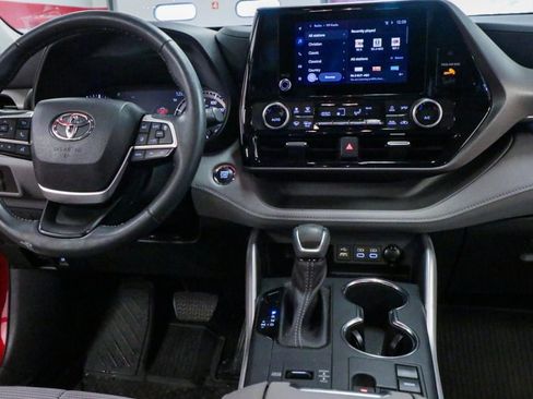 Used 2023 Toyota Highlander LE image 23