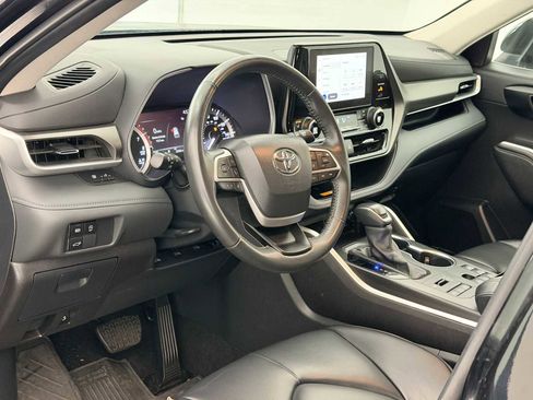 Used 2024 Toyota Highlander XLE image 2