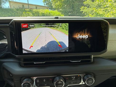 Used 2024 Jeep Wrangler Unlimited Sahara w/ Technology Group AWD/4WD image 24