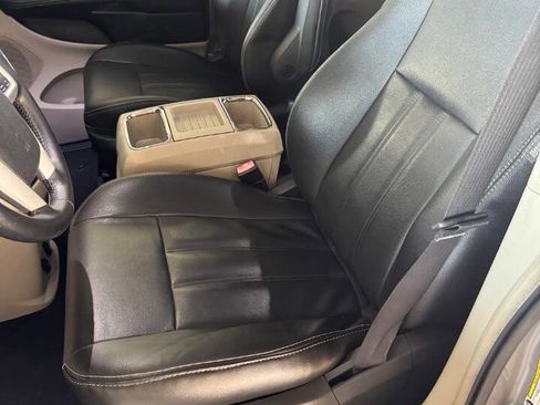 Used 2016 Chrysler Town & Country Touring FWD image 15