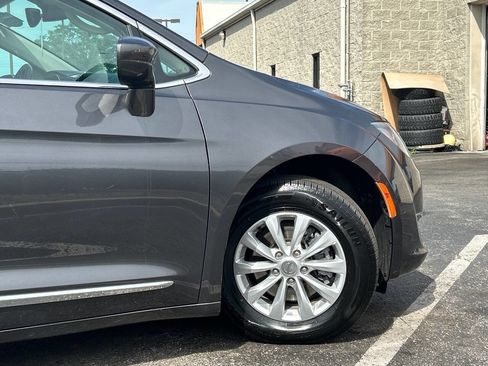 Used 2019 Chrysler Pacifica Touring-L FWD image 4