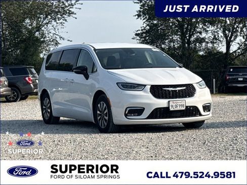 Used 2024 Chrysler Pacifica Limited FWD image 1
