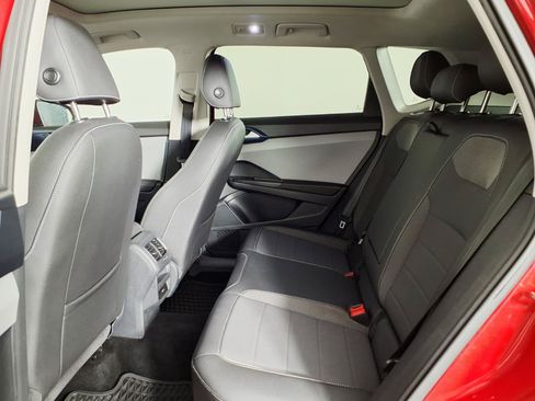 Used 2024 Volkswagen Taos SE w/ Panoramic Sunroof Package FWD image 13