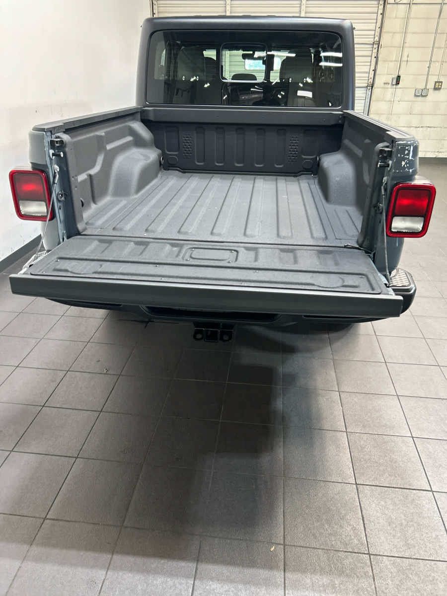 Used 2024 Jeep Gladiator Sport AWD/4WD image 10