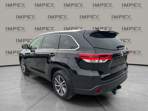 Used 2019 Toyota Highlander XLE image 3