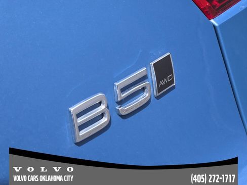 Certified 2025 Volvo XC40 B5 Core image 9