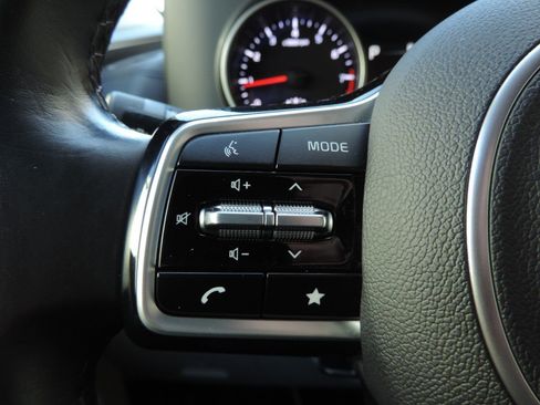 Used 2022 Kia Carnival LX image 25