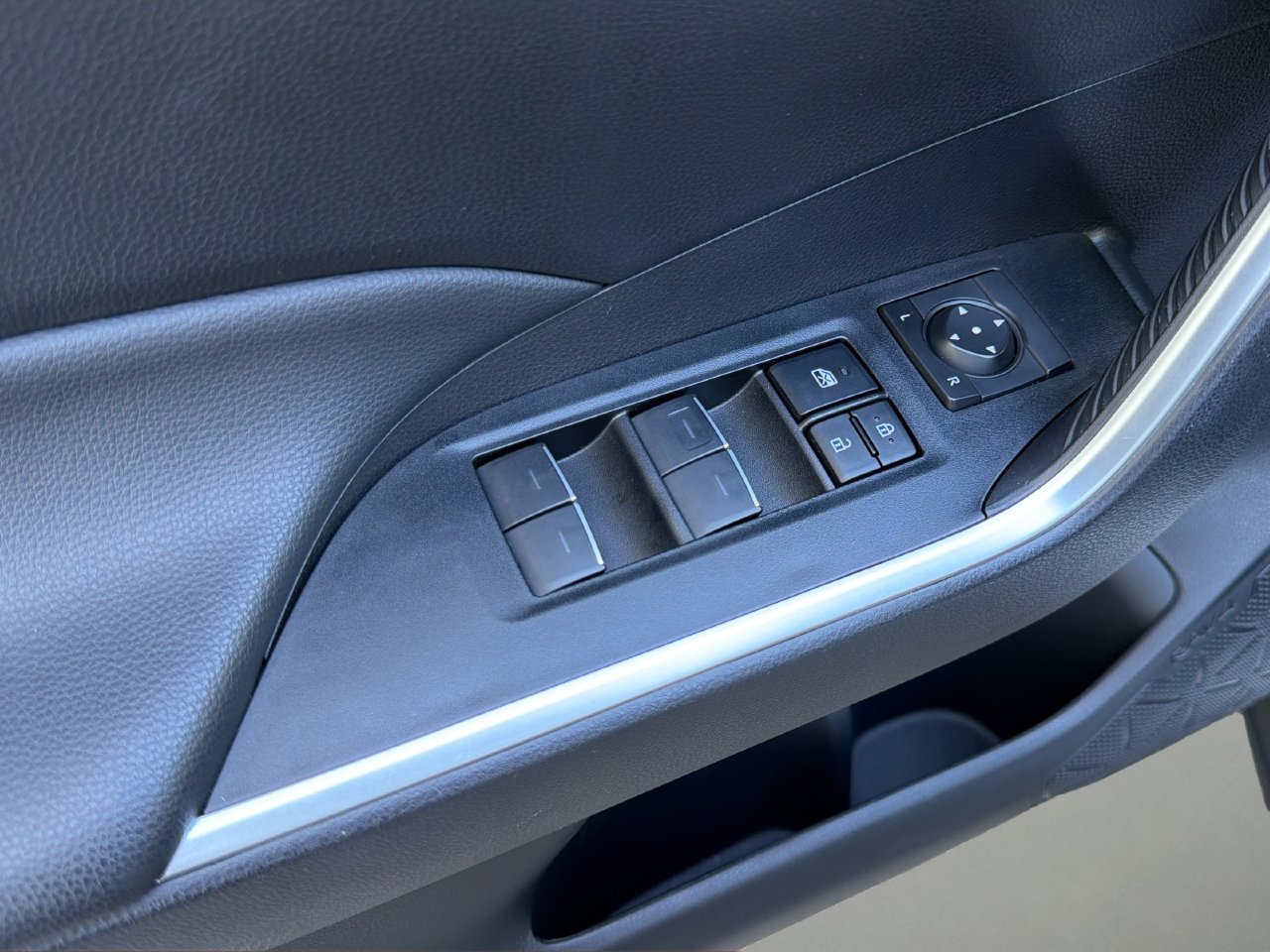 Used 2025 Toyota RAV4 XLE AWD/4WD image 11