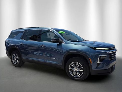 Used 2025 Chevrolet Traverse LT FWD image 2