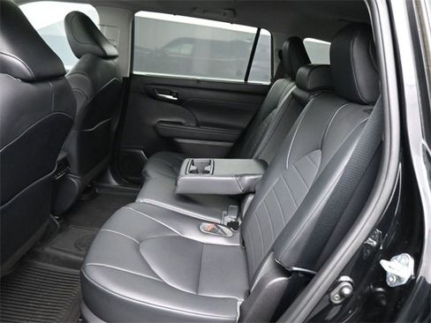 Used 2020 Toyota Highlander XLE image 24