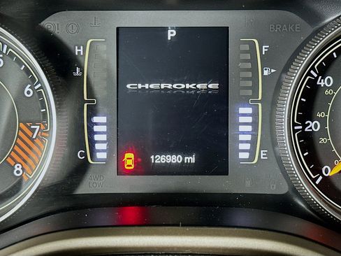 Used 2015 Jeep Cherokee Latitude w/ Comfort/Convenience Group FWD image 18