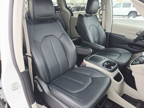 Used 2024 Chrysler Pacifica Touring-L image 18