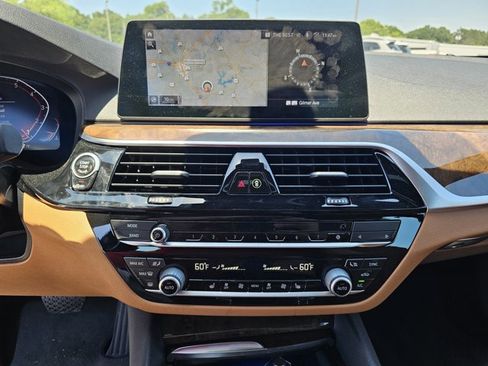Used 2020 BMW 530i w/ Premium Package RWD image 24