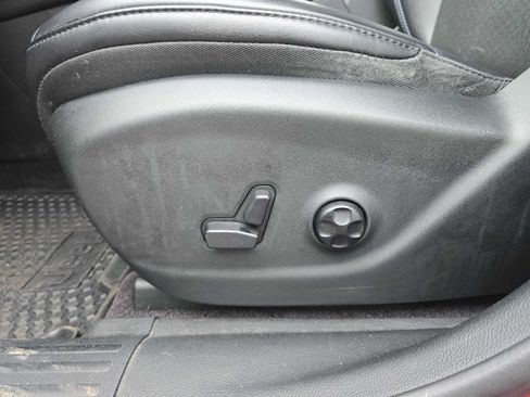 Used 2019 Jeep Cherokee Latitude Plus w/ Cold Weather Group AWD/4WD image 17