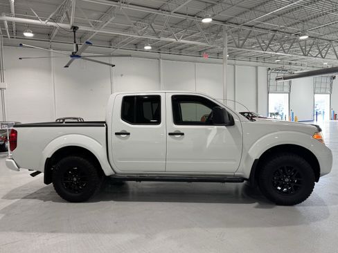 Used 2021 Nissan Frontier SV w/ SV Utility Package image 2