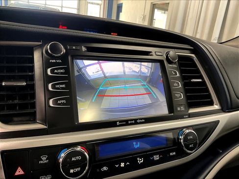 Used 2019 Toyota Highlander XLE image 19