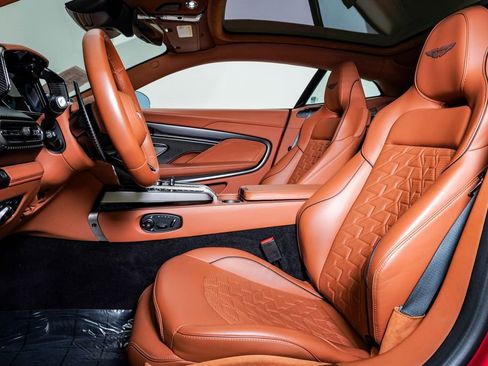 Used 2025 Aston Martin Vanquish RWD image 21