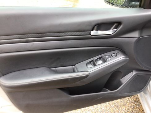 Used 2025 Nissan Altima 2.5 SV FWD image 15