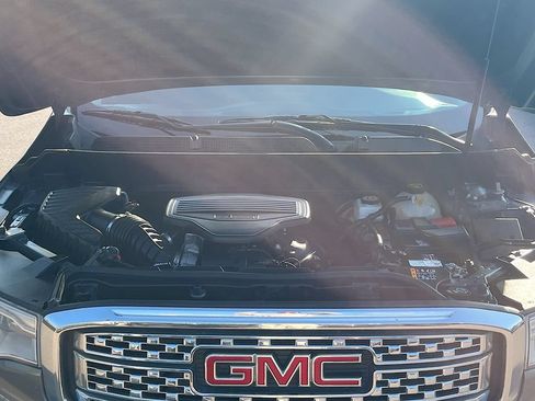 Used 2019 GMC Acadia Denali w/ Technology Package AWD/4WD image 32