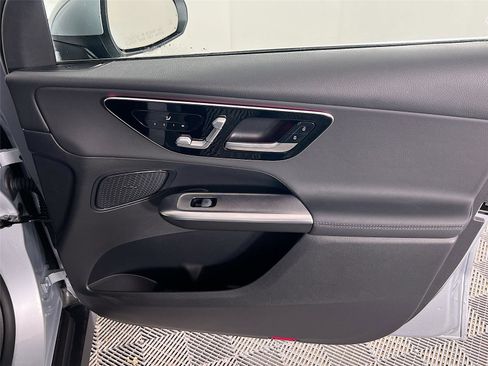 Used 2025 Mercedes-Benz GLC 300 4MATIC image 28