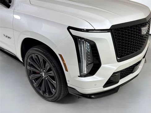 Used 2025 Cadillac Escalade V w/ LPO, Floor Liner Package AWD/4WD image 40