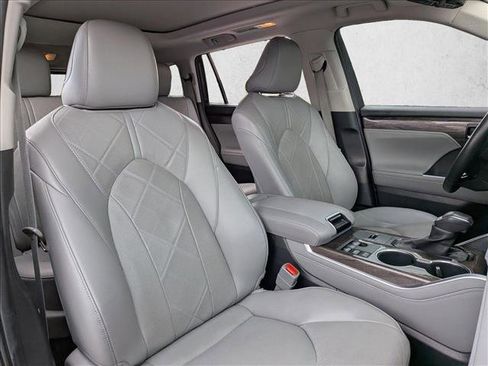 Used 2024 Toyota Highlander Platinum FWD image 19