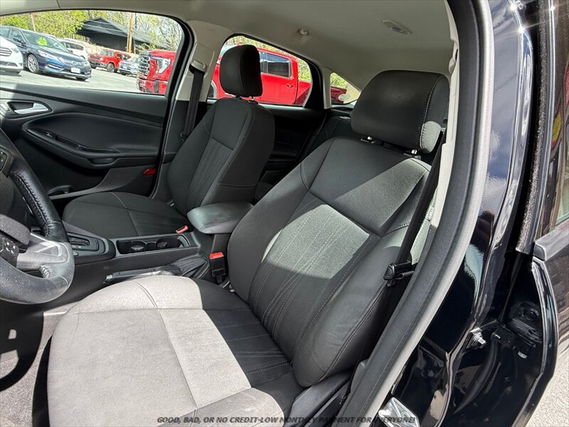 Used 2016 Ford Focus SE w/ SE Sport Package FWD image 10