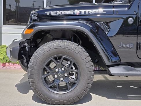 Certified 2025 Jeep Gladiator Sport AWD/4WD image 8
