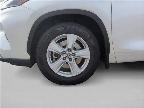 Used 2021 Toyota Highlander LE image 23