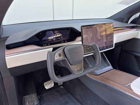 Used 2023 Tesla Model X image 13