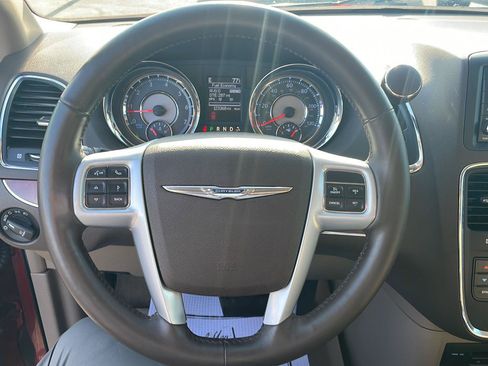 Used 2013 Chrysler Town & Country Touring-L w/ Driver Convenience Group FWD image 14