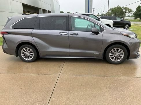 Used 2021 Toyota Sienna LE AWD/4WD image 2