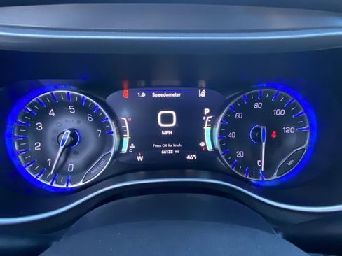 Used 2023 Chrysler Pacifica Touring-L image 18