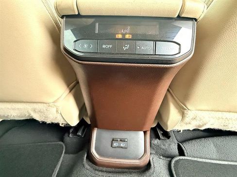 Used 2022 Toyota Highlander XLE image 18