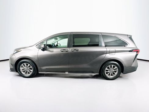 Used 2021 Toyota Sienna XLE image 4