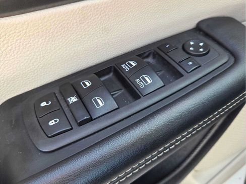 Used 2023 Chrysler Pacifica Touring-L FWD image 29
