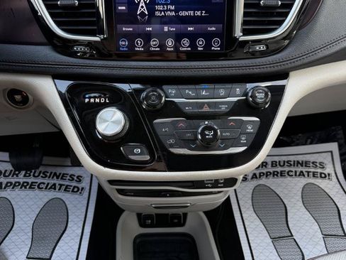 Used 2018 Chrysler Pacifica Limited w/ Advanced Safetytec Group FWD image 16