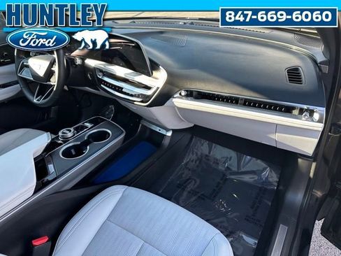 Used 2024 Cadillac Lyriq Luxury AWD/4WD image 10