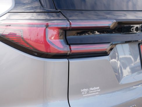 Used 2025 GMC Acadia Elevation image 17