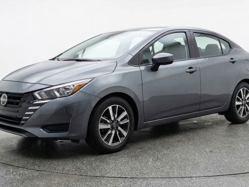Used 2025 Nissan Versa SV image 3