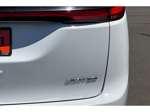 Used 2023 Chrysler Pacifica Limited image 31