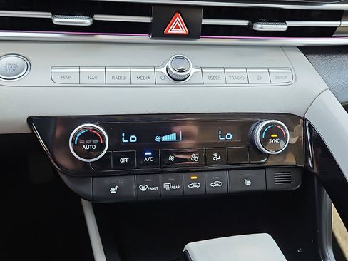 Used 2024 Hyundai Elantra Limited image 16