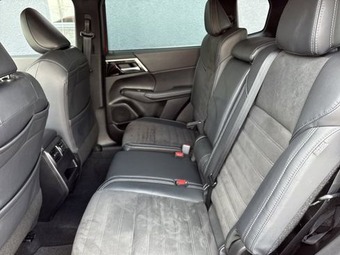 Used 2023 Mitsubishi Outlander SE FWD image 6