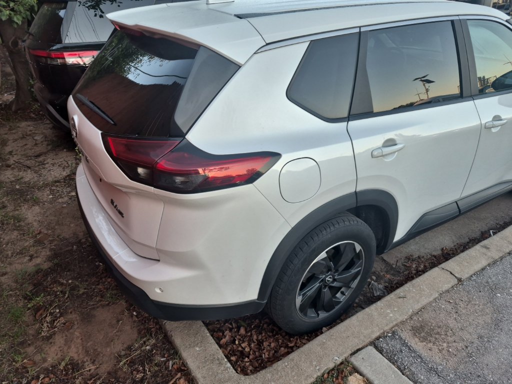 Used 2024 Nissan Rogue SV AWD/4WD image 15