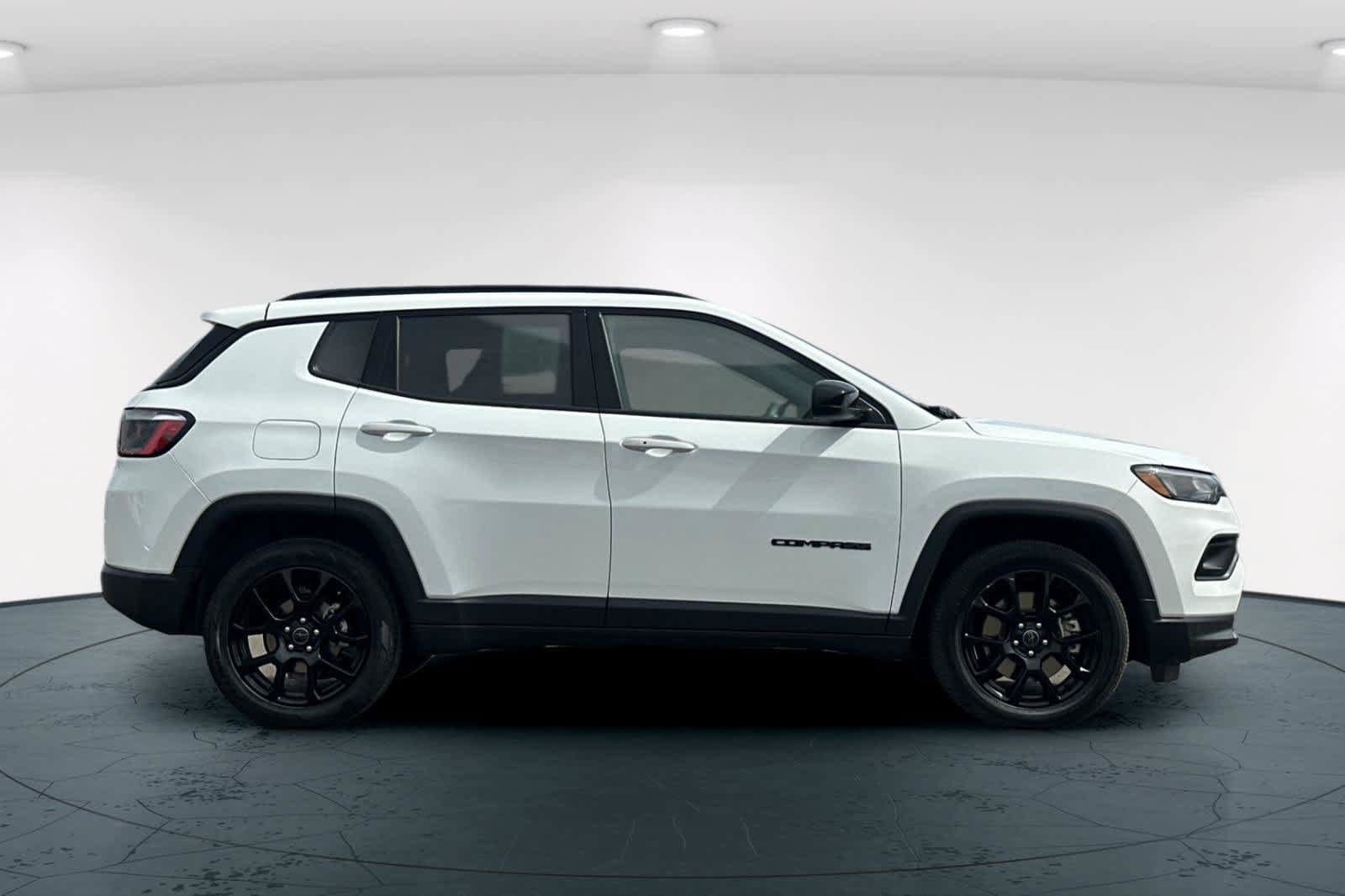 Used 2025 Jeep Compass Latitude w/ Convenience Group AWD/4WD image 6