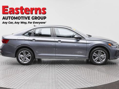 Used 2024 Volkswagen Jetta SE FWD image 4